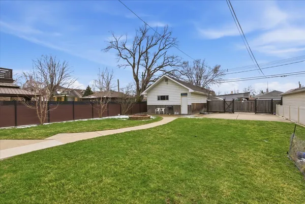 $2,579 | 5808 North Navarre Avenue, Unit 1, Chicago, IL 60631