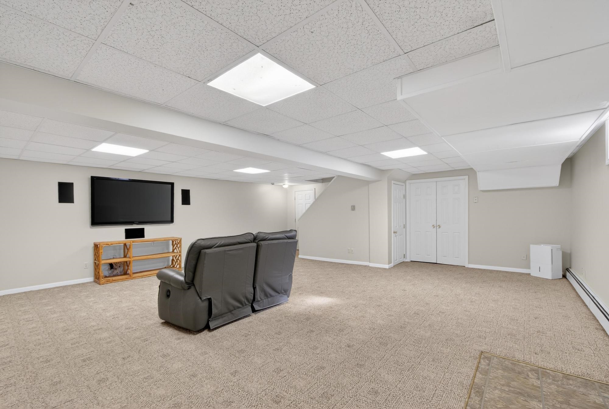 17 Kent Street Windham, NH 03087 - Photo 27 of 35