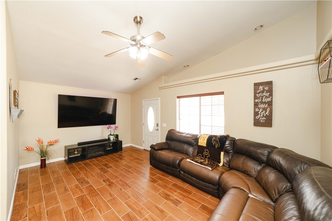 3048 Mallory Loop Kingman, AZ 86401 - Photo 11 of 75 Living Room