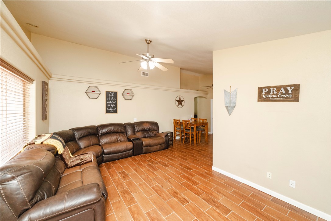 3048 Mallory Loop Kingman, AZ 86401 - Photo 13 of 75 Living Room
