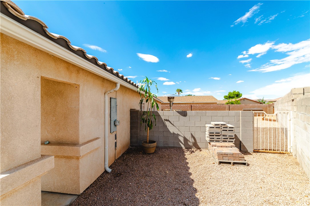 3048 Mallory Loop Kingman, AZ 86401 - Photo 6 of 75 Yard