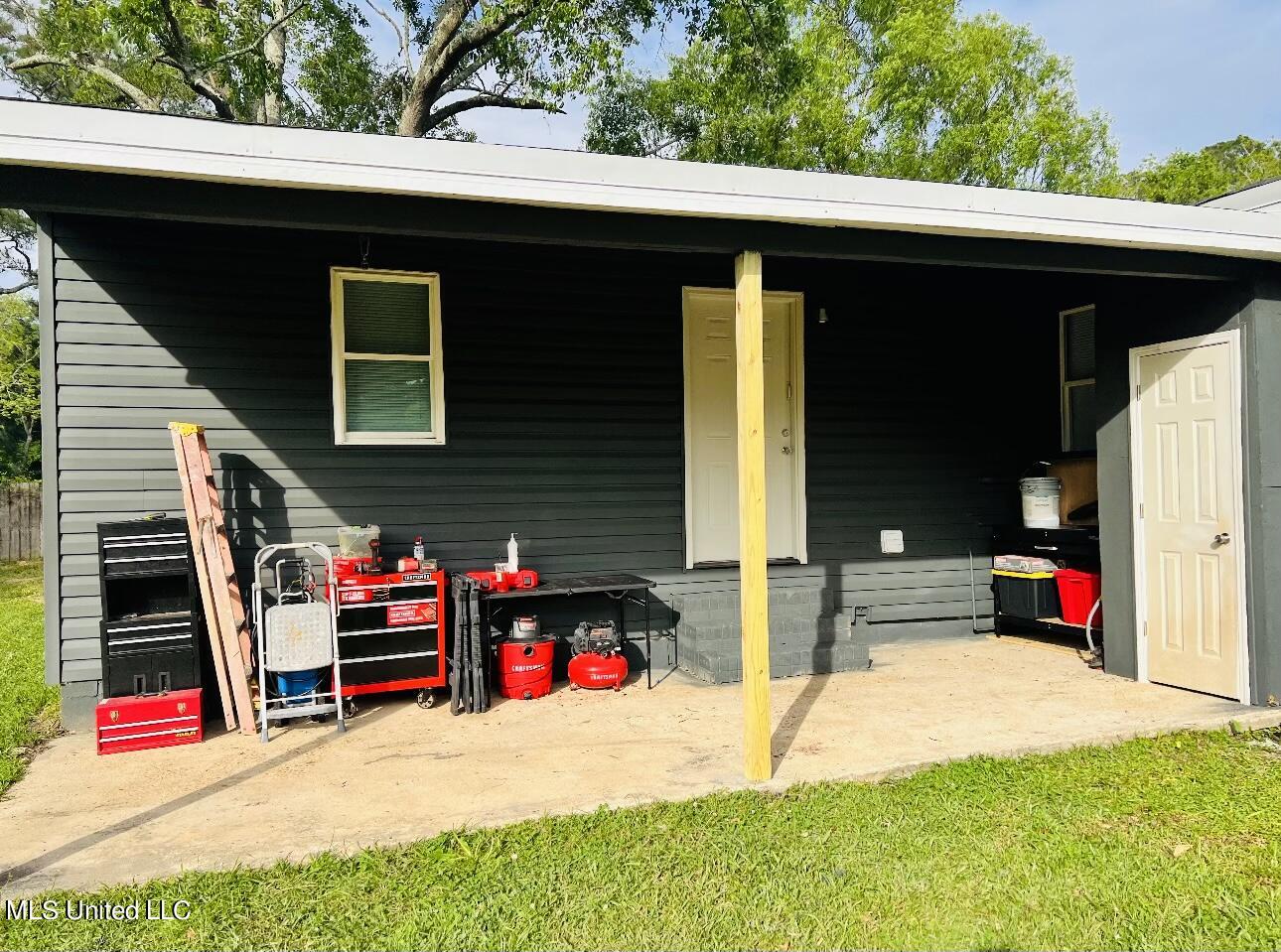 7401 Old Stage Road Moss Point, MS 39563 - Photo 2 of 28 A8579177-8E9A-4706-AF94-3B8946DF7E86