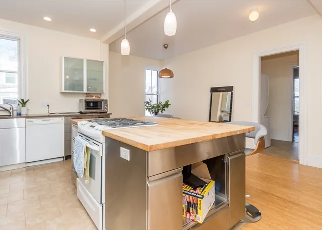 $3,400 | 31 Elm Street, Unit 1, Newton, MA 02465