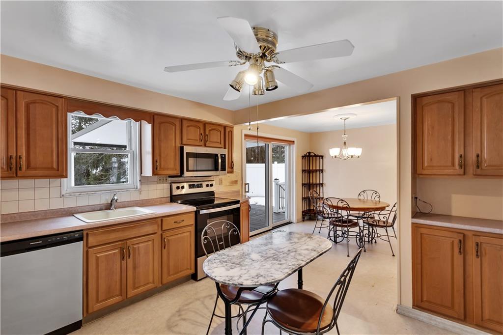 2 Hallmark Drive Pittsburgh, PA 15235 - Photo 11 of 32 Beautiful Wood Cabinets, Neutral Counters/Backsplash and Built in Display Cabinetry.