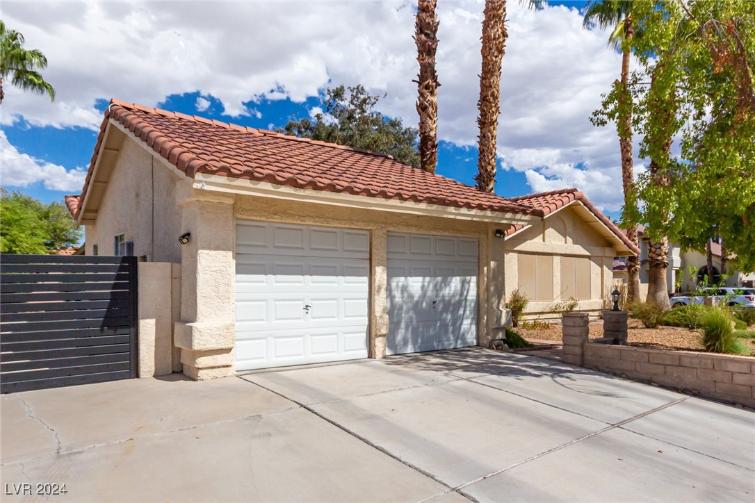 130 Weatherstone Drive Henderson, NV 89074 - Photo 3 of 34