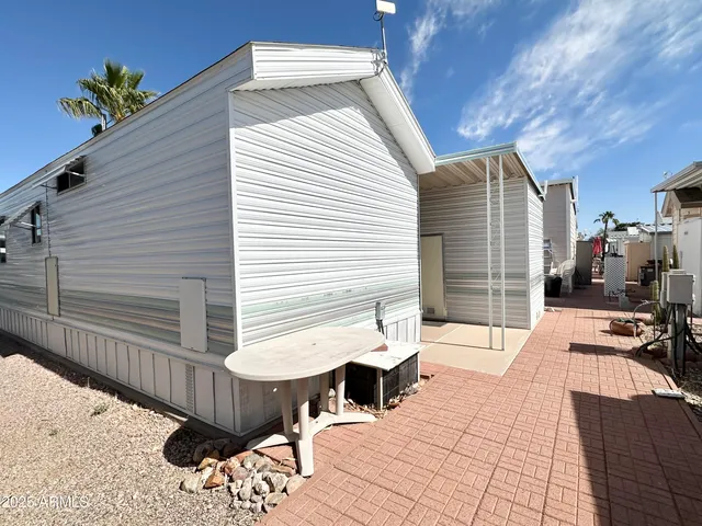 a view of livingroom with furniture
