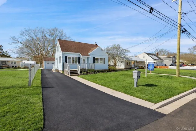 $559,999 | 182 Lexington Road, Shirley, NY 11967