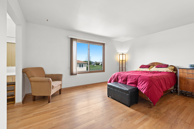 2174 Cimarron Way Addison, IL 60101 - Photo 13 of 19 a spacious bedroom with a bed and a couch