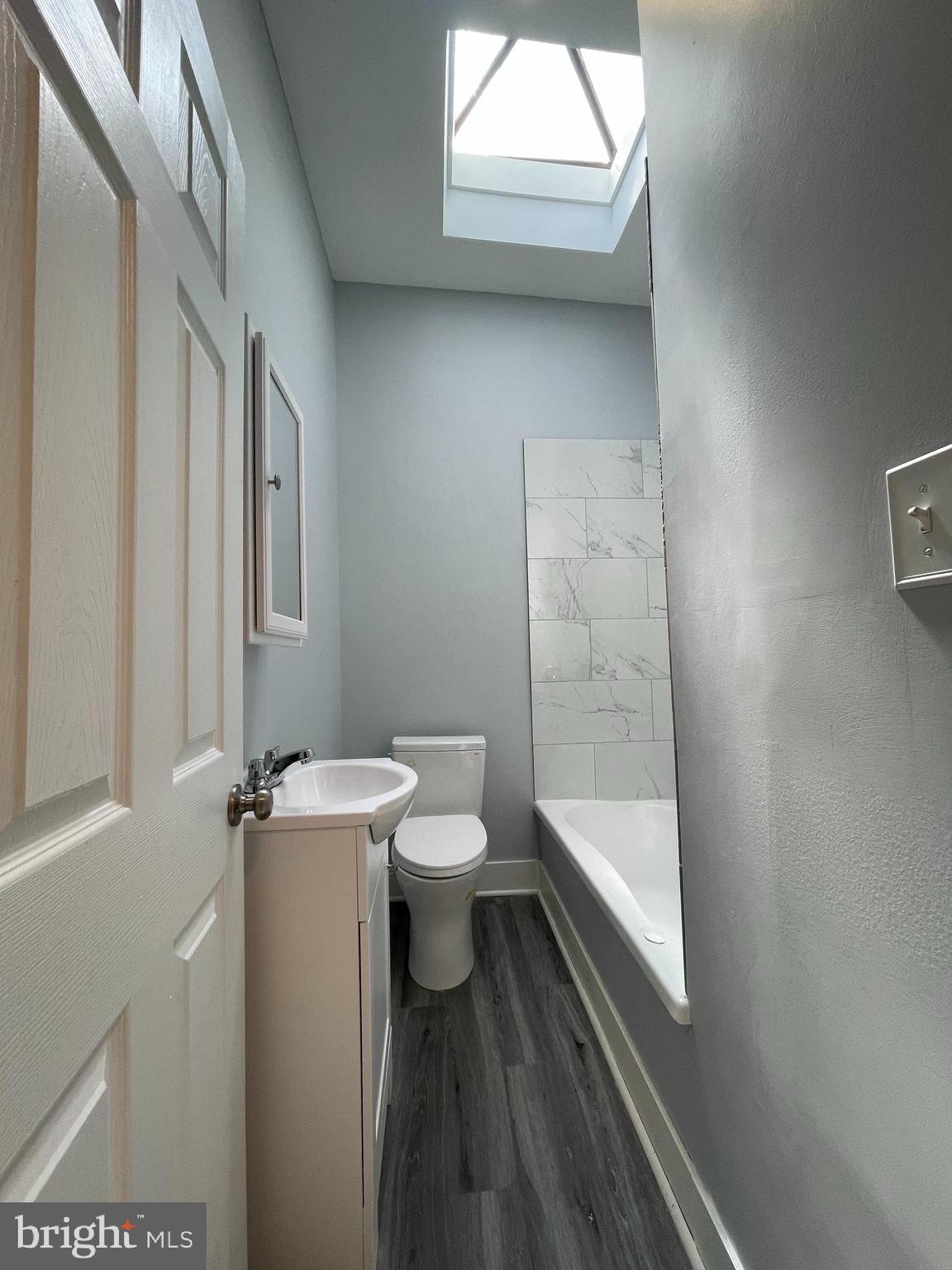 4540 Manorview Road Baltimore, MD 21229 - Photo 7 of 16 a bathroom with a toilet a sink and bathtub