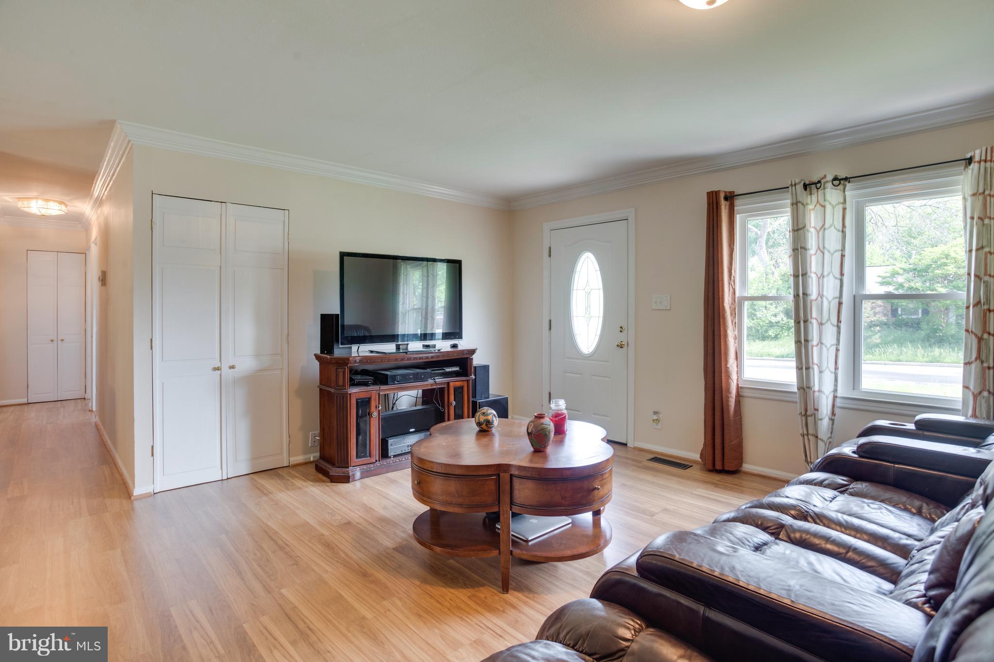 219 West Ash Road Sterling, VA 20164 - Photo 4 of 23 Living Room