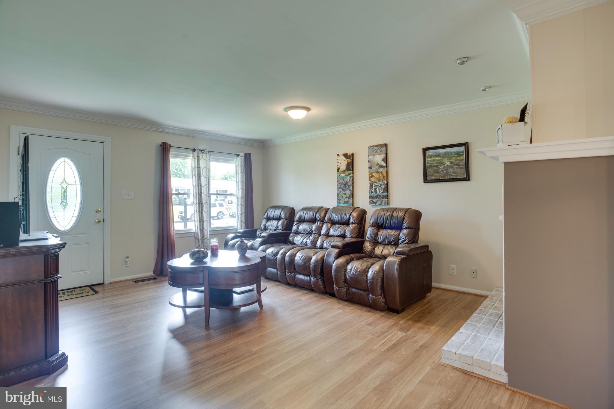 219 West Ash Road Sterling, VA 20164 - Photo 5 of 23 Living Room
