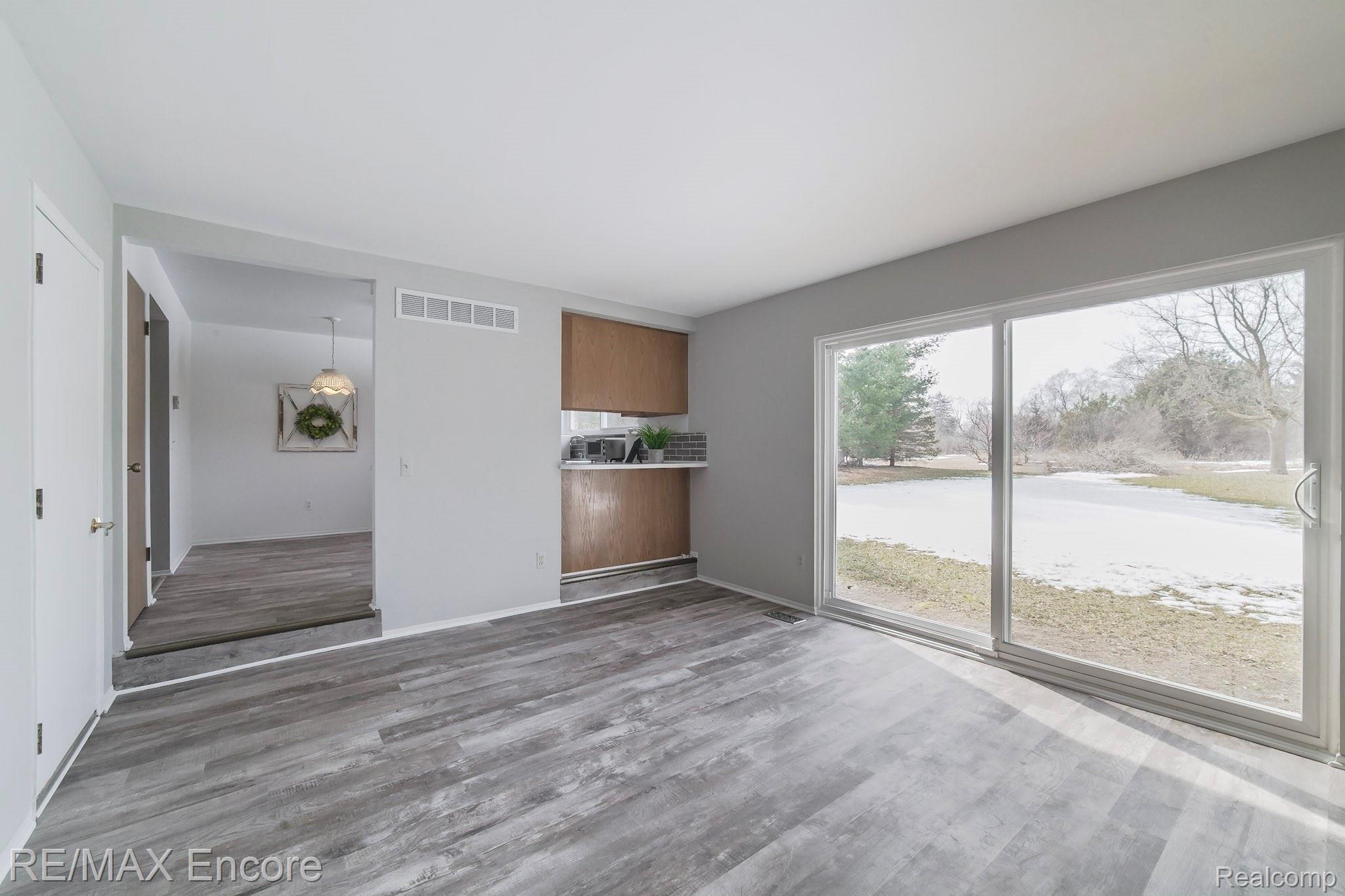 5181 Old Cove Road Clarkston, MI 48346 - Photo 13 of 30 Family room has new Wallside Doorwall with 35 year warranty.