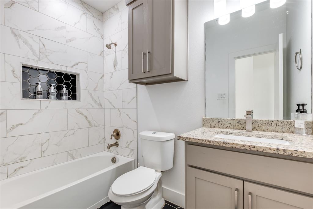 519 High Street Dallas, TX 75203 - Photo 12 of 13 a bathroom with a sink a toilet and bathtub