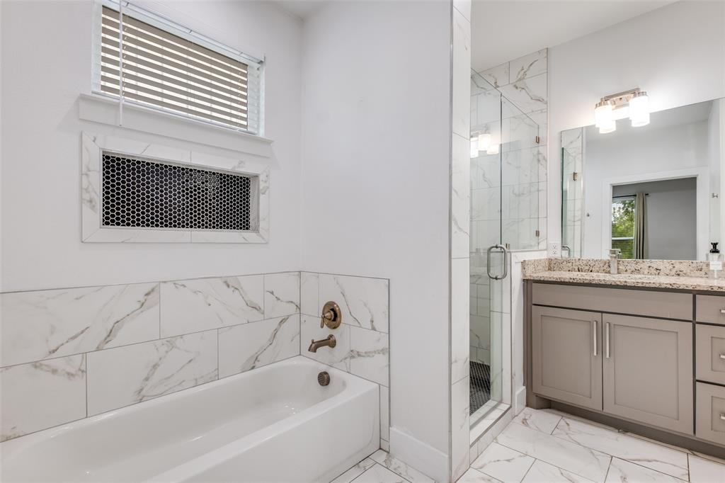 519 High Street Dallas, TX 75203 - Photo 8 of 13 a bathroom with a sink a mirror and a bathtub