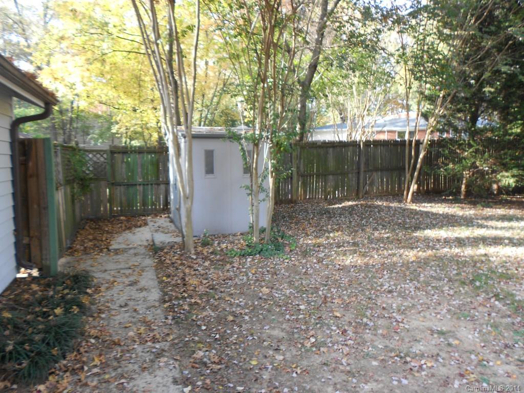 4135 Randolph Road, Unit 4 Charlotte, NC 28211 - Photo 19 of 22 a backyard of a house with lots of green space