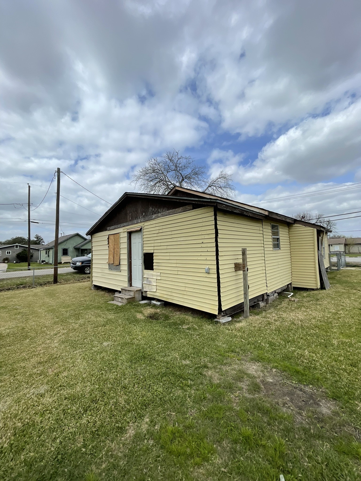 2202 Jones Road Baytown, TX 77521 - Photo 4 of 9 a backyard of a house with lots of green space