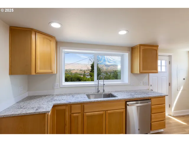 $319,900 | 809 East 7th Street, The Dalles, OR 97058