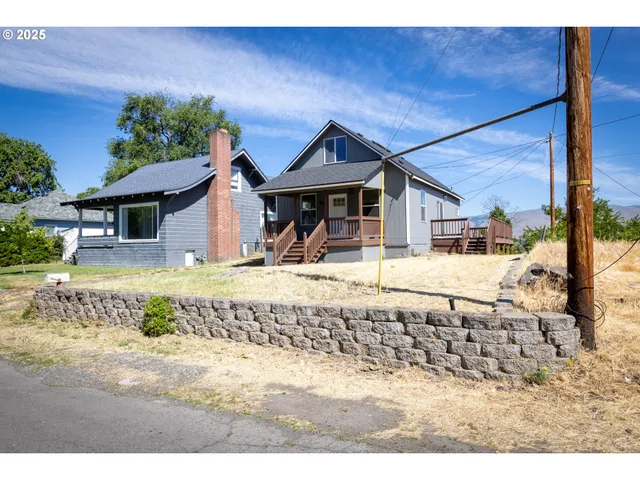 $319,900 | 809 East 7th Street, The Dalles, OR 97058