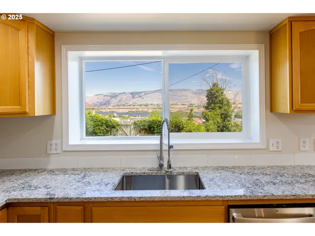 $319,900 | 809 East 7th Street, The Dalles, OR 97058