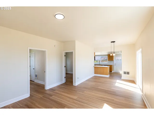 $319,900 | 809 East 7th Street, The Dalles, OR 97058