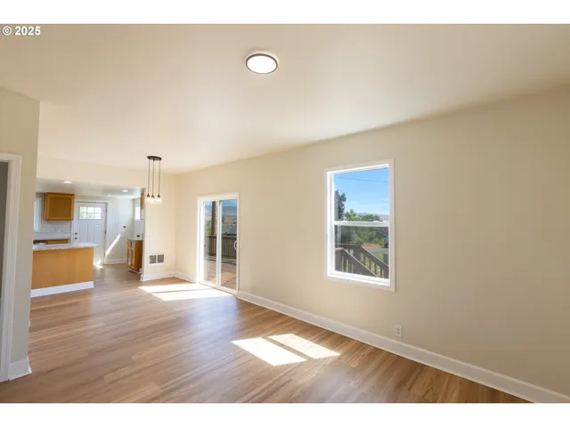 $319,900 | 809 East 7th Street, The Dalles, OR 97058