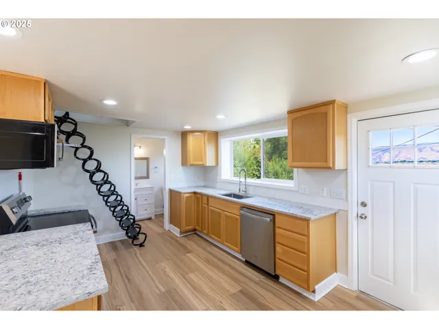 $319,900 | 809 East 7th Street, The Dalles, OR 97058