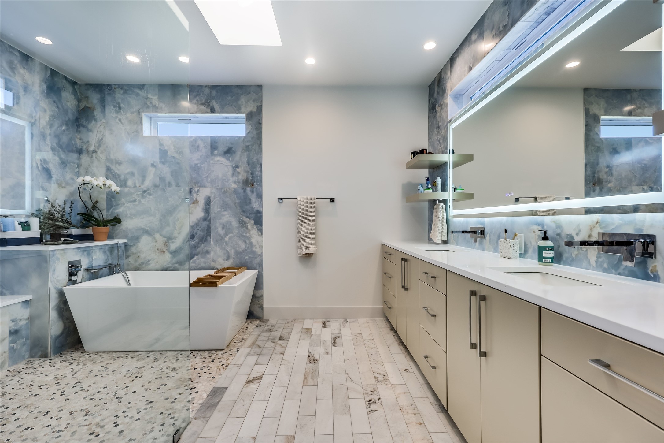 4600 Gillis Street Austin, TX 78745 - Photo 4 of 40 a large spacious bathroom with a tub sink and mirror