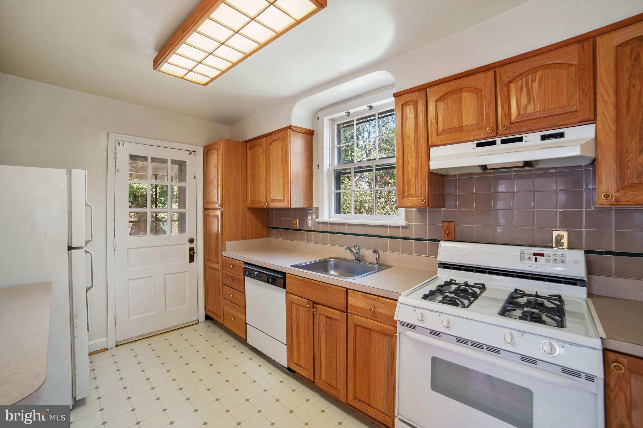 10425 Inwood Avenue Silver Spring, MD 20902 - Photo 8 of 26 Gallery Image 8