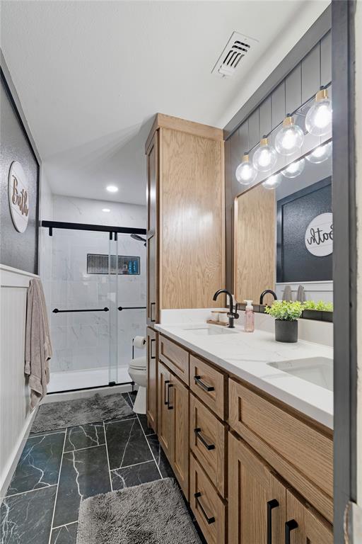 19 43040th Powderly, TX 75473 - Photo 17 of 21 a bathroom with a sink and a mirror