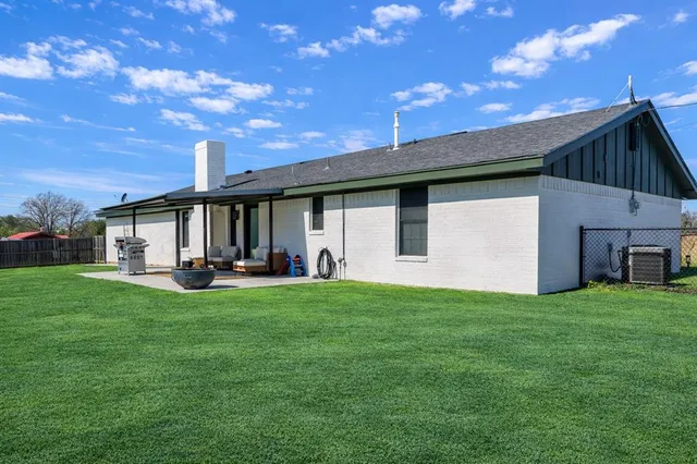 a view of a house with backyard