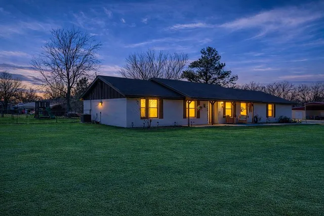 a view of a house with a backyard