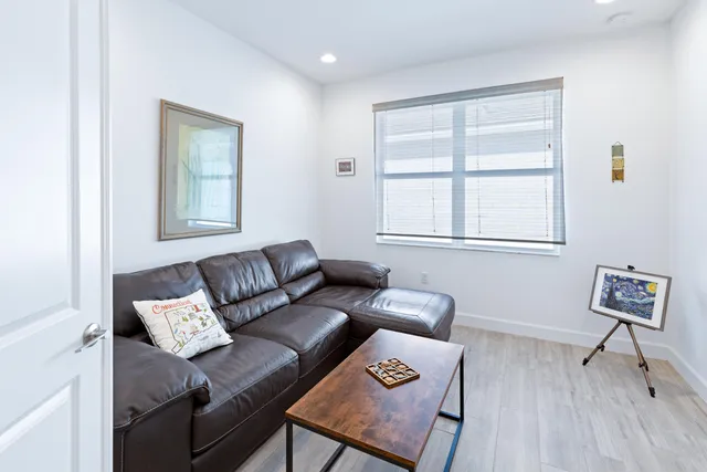 a view of entryway with outdoor area