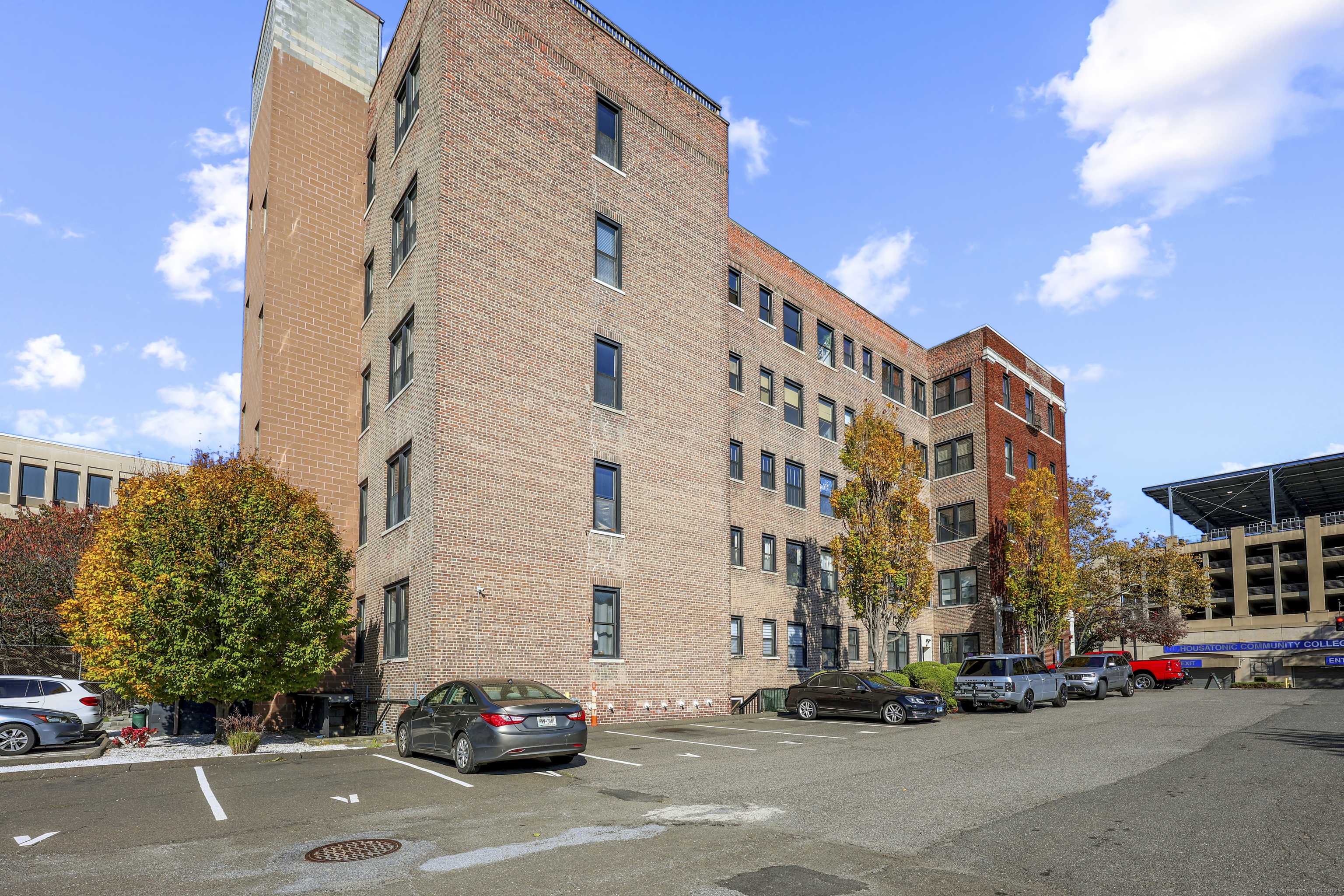 881 Lafayette Boulevard, Unit 1A Bridgeport, CT 06604 - Photo 36 of 37 a building view