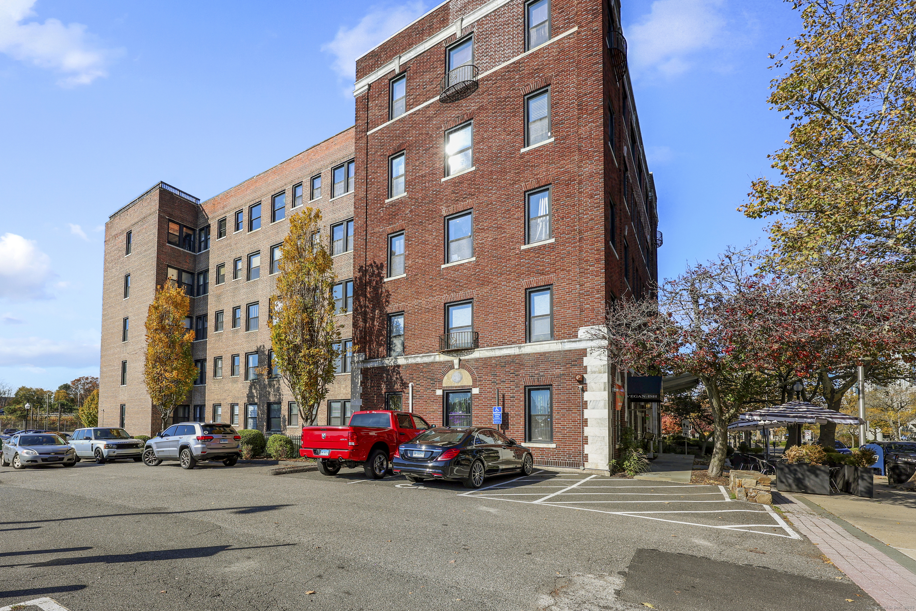 881 Lafayette Boulevard, Unit 1A Bridgeport, CT 06604 - Photo 4 of 37 a building view