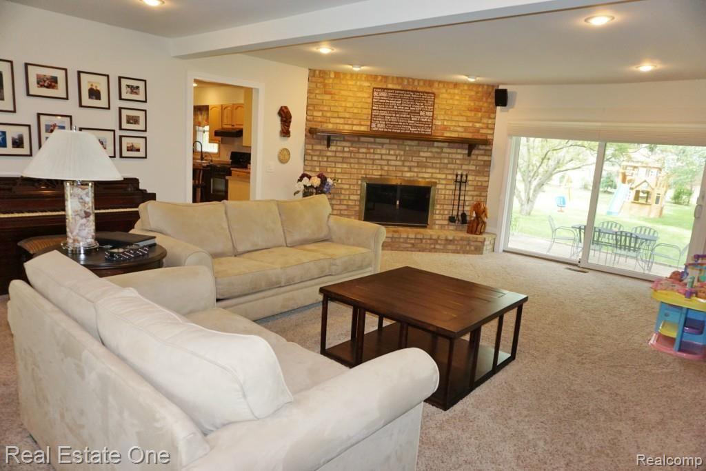 360 Donegal Drive Rochester, MI 48309 - Photo 10 of 21 10 Great Room 2.jpg