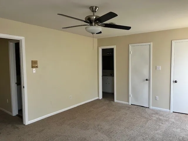 a view of empty room with a ceiling fan