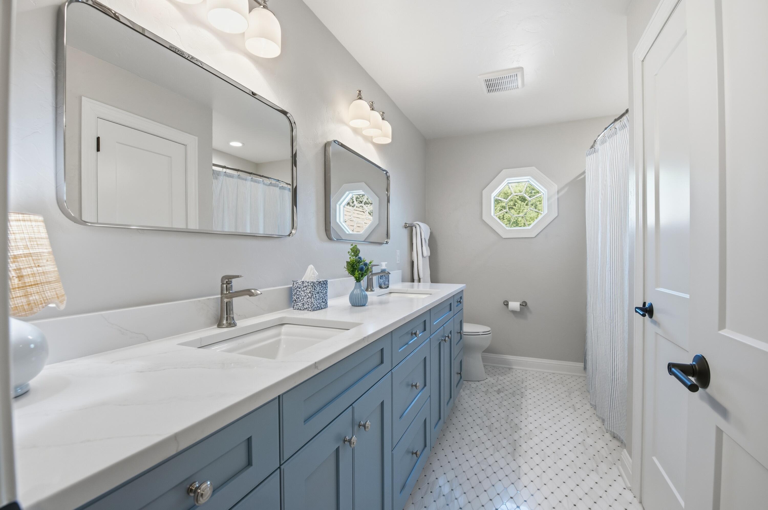 N28W30219 Red Hawk Court Delafield, WI 53072 - Photo 41 of 60 Bathroom