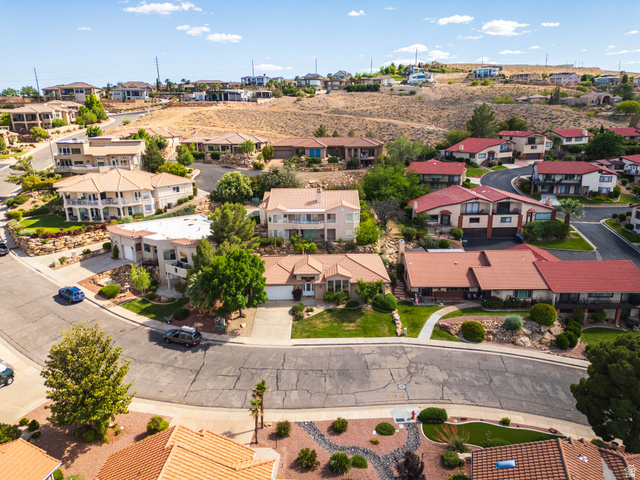 2158 Balboa Way St. George, UT 84770 - Photo 37 of 40 Expansive residential area with a variety of architectural styles, including multi-story and single-story homes