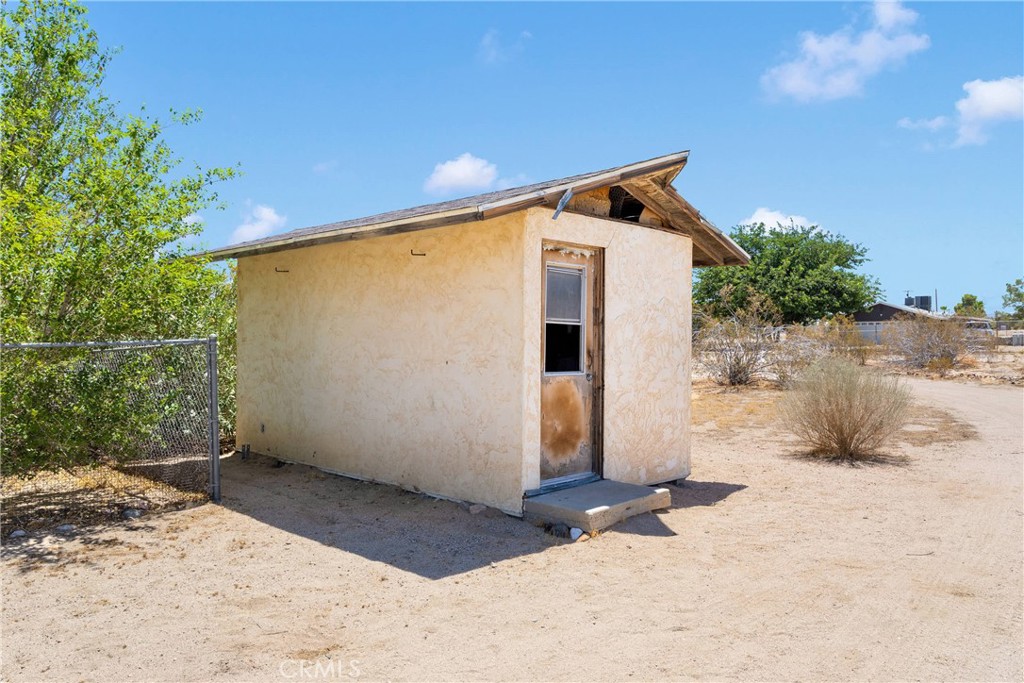 5335 Palmdale Road Phelan, CA 92371 - Photo 20 of 37 a view of a garage