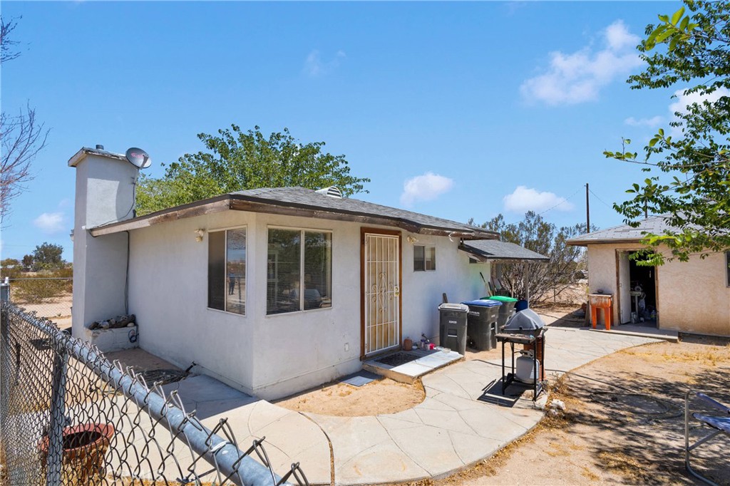 5335 Palmdale Road Phelan, CA 92371 - Photo 21 of 37 a house view with a seating space