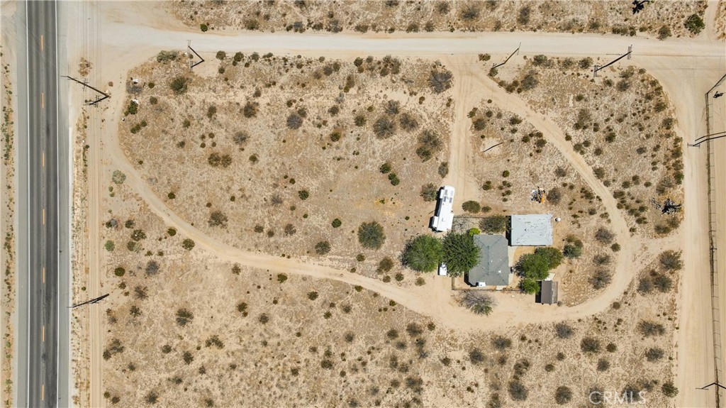 5335 Palmdale Road Phelan, CA 92371 - Photo 33 of 37 a view of bathroom with bathtub and shower