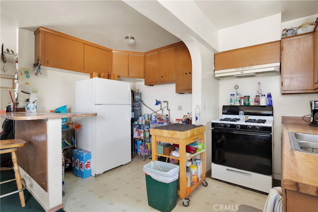 5335 Palmdale Road Phelan, CA 92371 - Photo 10 of 37 a kitchen with a refrigerator and a stove top oven