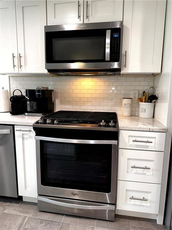 129 Ridge Road Pittsburgh, PA 15237 - Photo 15 of 35 a kitchen with a stove and a microwave