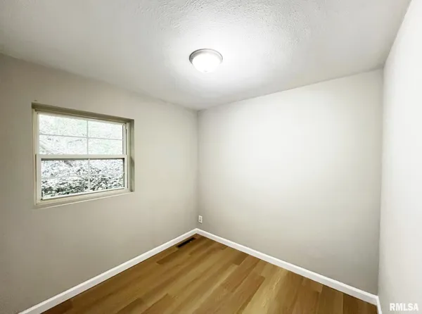 $799 | 112 Oakdale Avenue, East Peoria, IL 61611