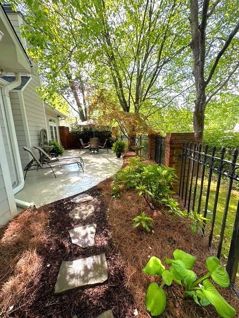 7155 Roswell Road, Unit 40 Sandy Springs, GA 30328 - Photo 36 of 42 a view of a backyard with sitting area