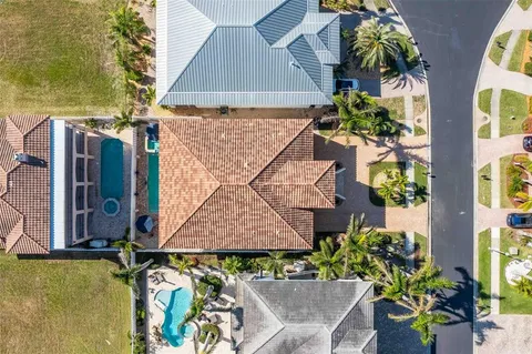$2,000,000 | 105 Wimbledon Court, Redington Shores, FL 33708