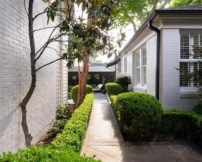 a view of a pathway with house on both side