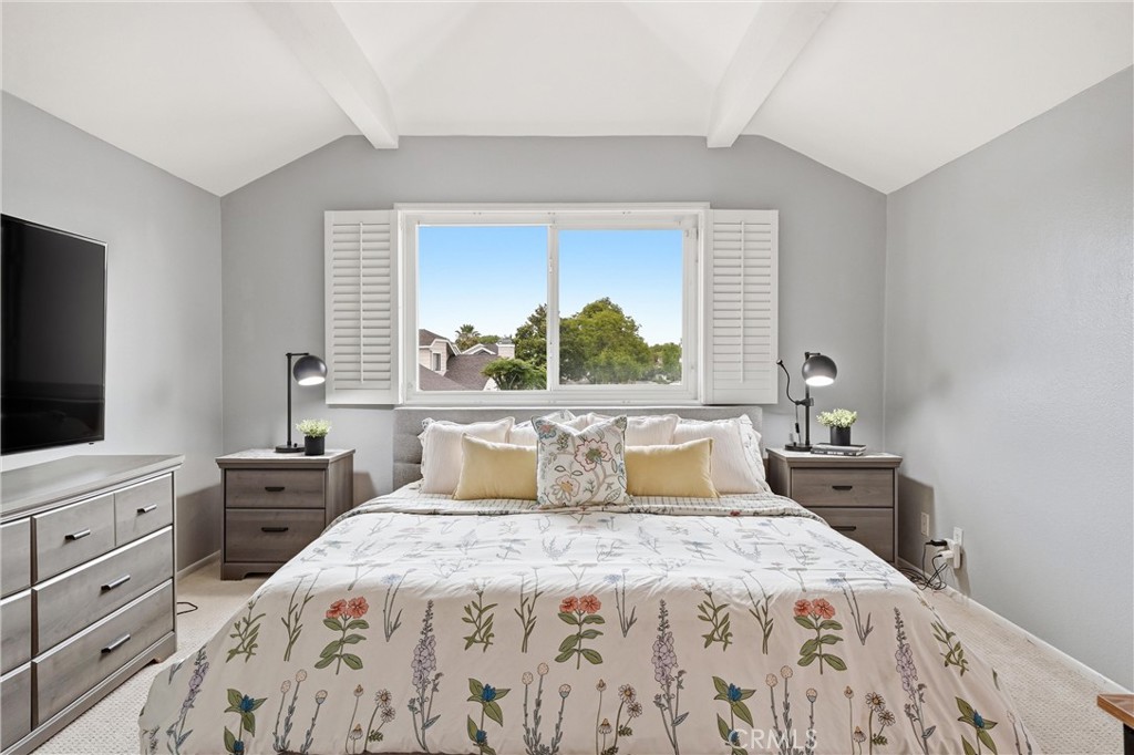 11 Shadowleaf Irvine, CA 92614 - Photo 10 of 23 Spacious primary bedroom with full walk in closet.
