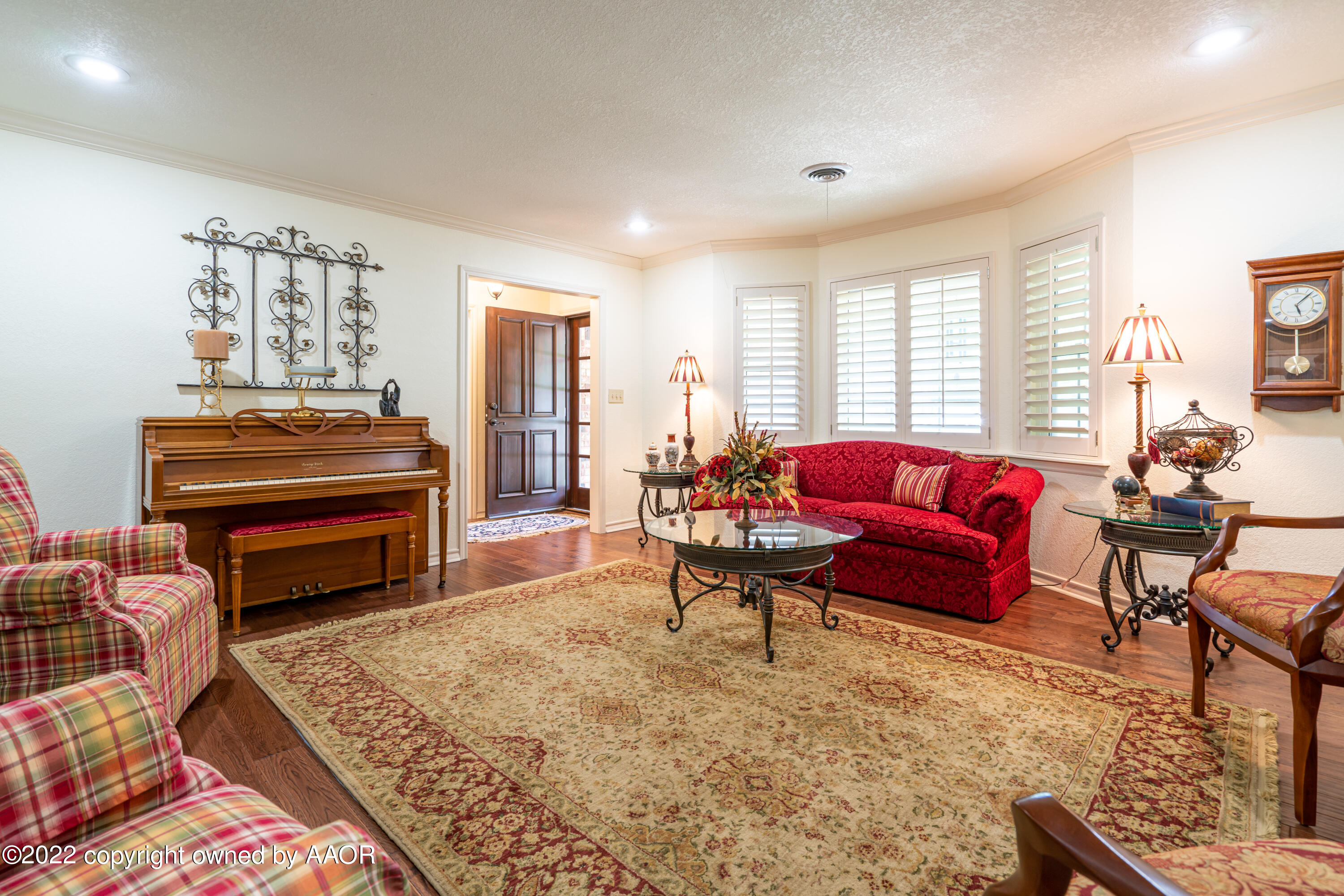 6209 Dreyfuss Road Amarillo, TX 79106 - Photo 3 of 28 a living room with furniture a rug and a piano