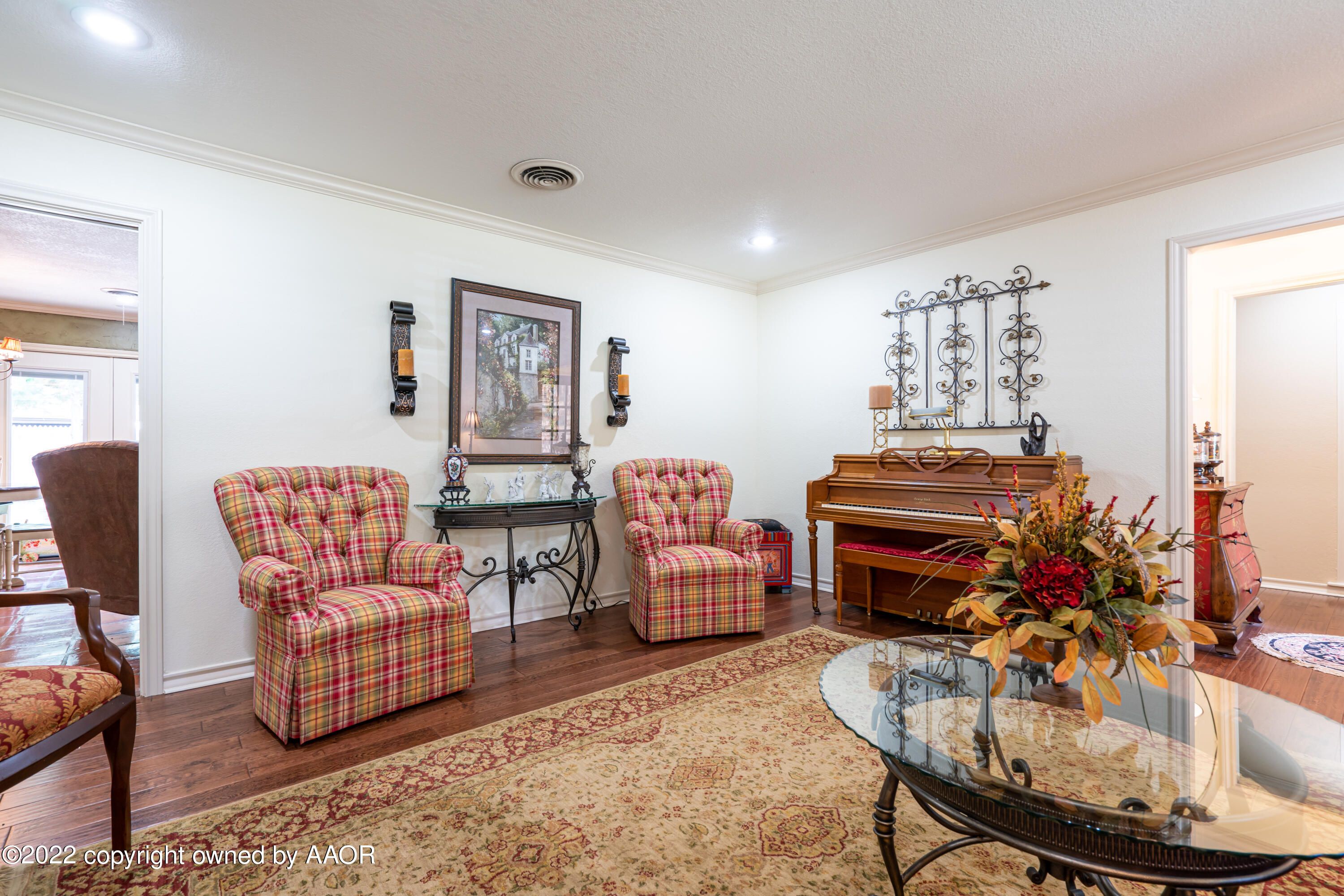 6209 Dreyfuss Road Amarillo, TX 79106 - Photo 4 of 28 a living room with furniture a piano and wooden floor